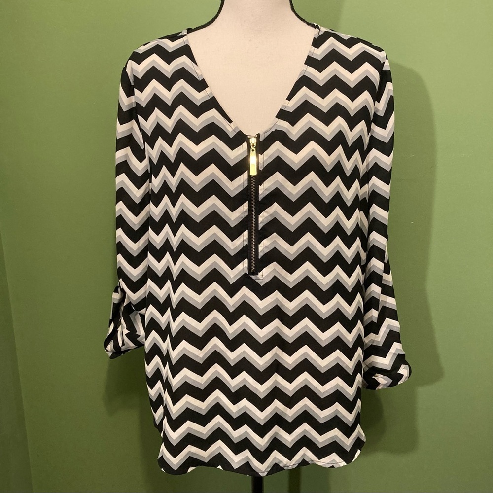 ❤️ 2 for $10 ❤️ Zara Black and White Zigzag Blouse